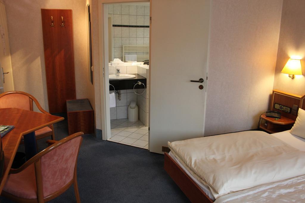 Hotel-Gasthof Die Post Brennerei Frankenhoehe Schillingsfuerst Phòng bức ảnh