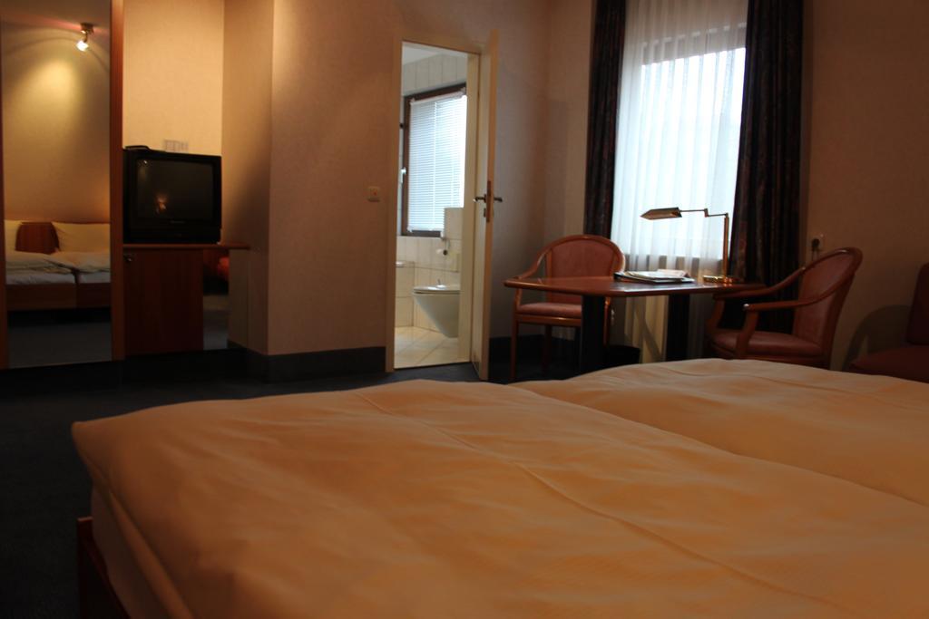 Hotel-Gasthof Die Post Brennerei Frankenhoehe Schillingsfuerst Phòng bức ảnh