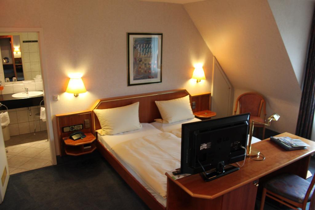 Hotel-Gasthof Die Post Brennerei Frankenhoehe Schillingsfuerst Phòng bức ảnh