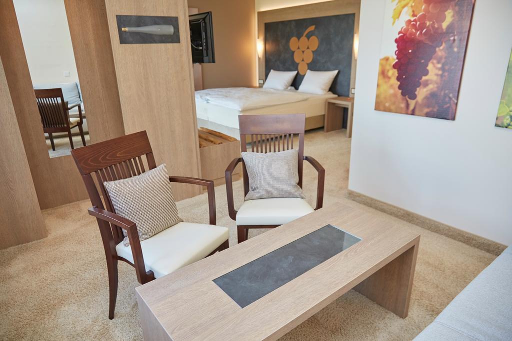 Hotel-Gasthof Die Post Brennerei Frankenhoehe Schillingsfuerst Ngoại thất bức ảnh
